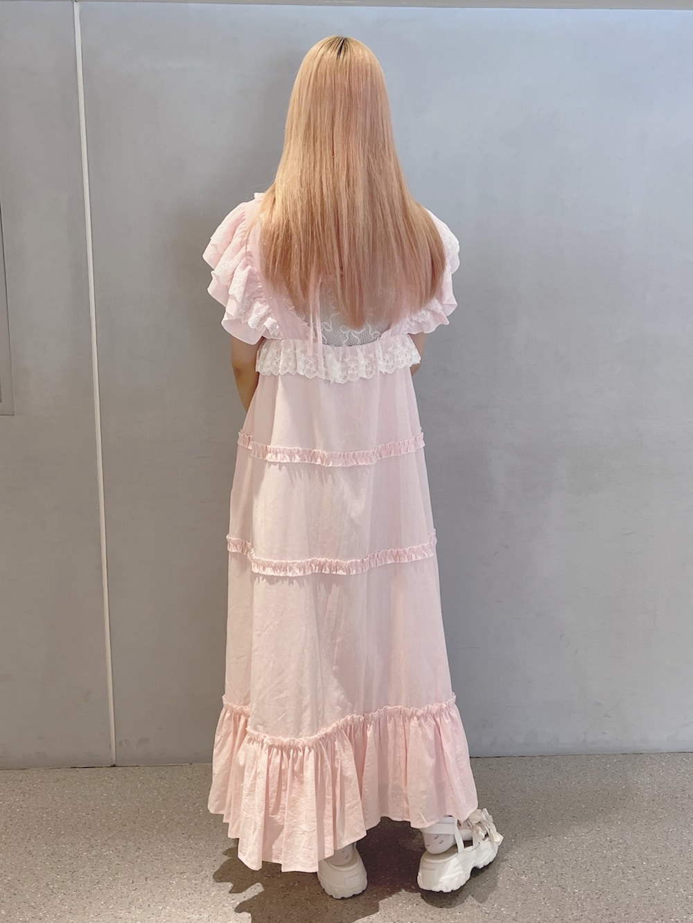 ピンク系のワンピース、ホワイト系のTシャツ/カットソー、ホワイト系のサンダルを着用したレディースの夏コーディネートの3枚目の写真