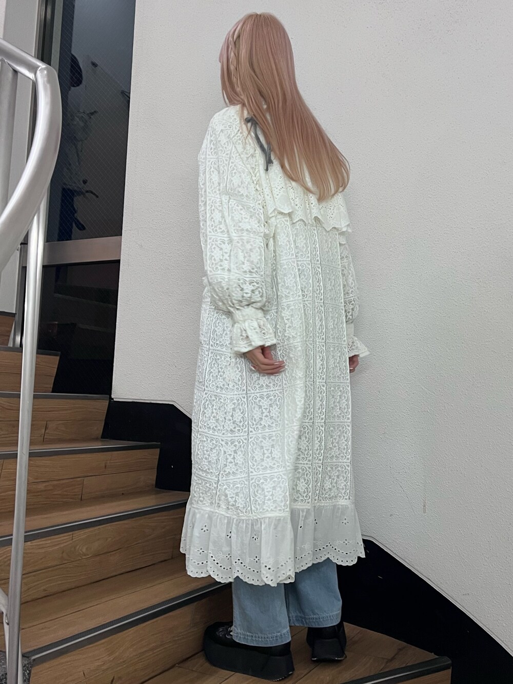 ホワイト系のトレンチコート、グリーン系のTシャツ/カットソー、ブラック系のバレエシューズを着用したレディースの春コーディネートの3枚目の写真