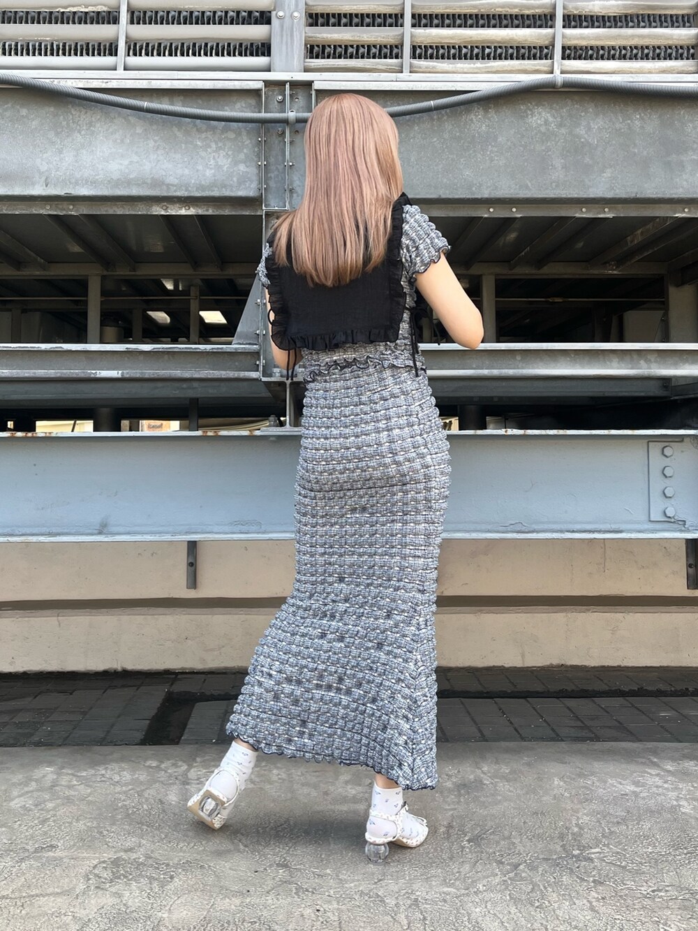 ブルー系のTシャツ/カットソー、ブルー系のスカート、ホワイト系のパンプスを着用したレディースの春コーディネートの3枚目の写真