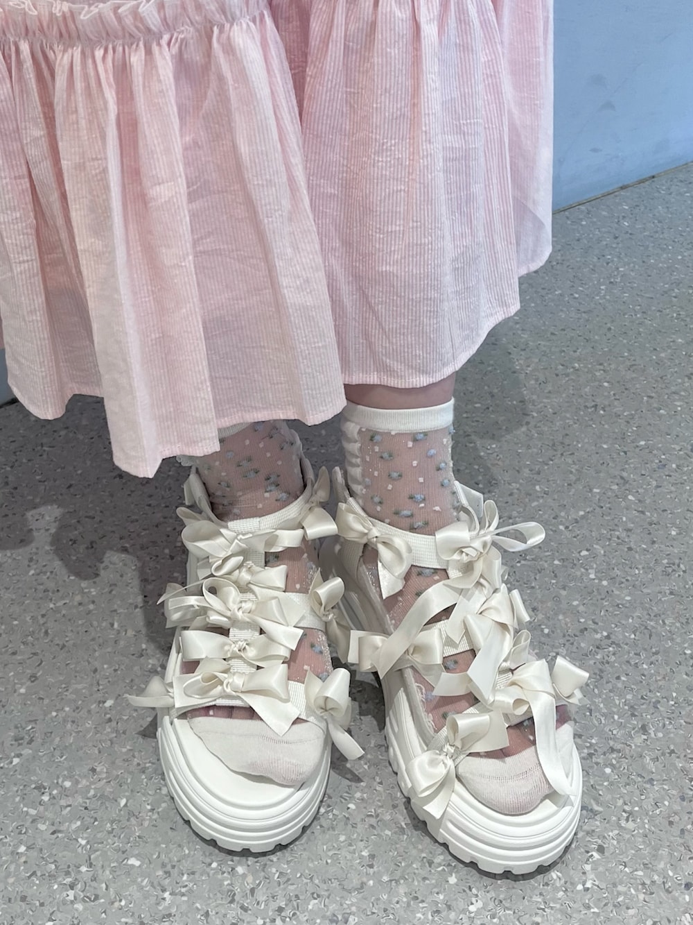 ピンク系のワンピース、ホワイト系のTシャツ/カットソー、ホワイト系のサンダルを着用したレディースの夏コーディネートの8枚目の写真