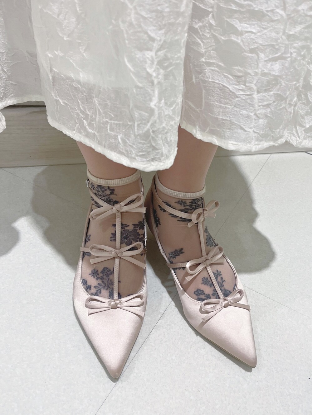 ホワイト系のTシャツ/カットソー、ベージュ系のシャツ/ブラウス、ホワイト系のワンピースを着用したレディースの春コーディネートの7枚目の写真