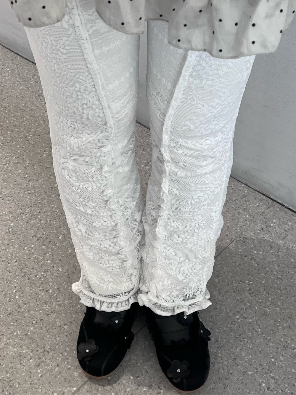 グレー系のTシャツ/カットソー、グレー系のスカート、ホワイト系のその他パンツを着用したレディースの冬コーディネートの8枚目の写真