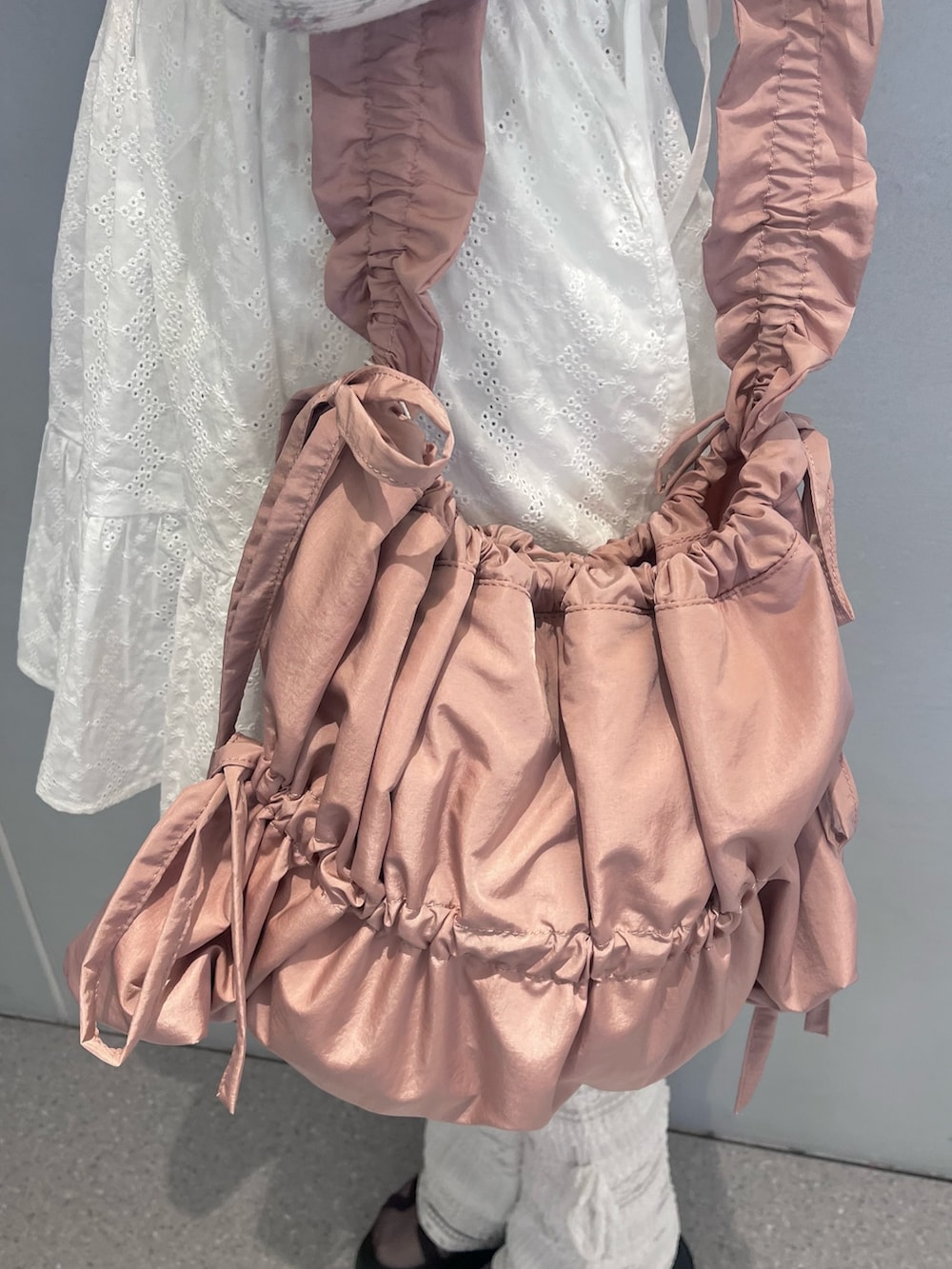 ピンク系のジャージ、ホワイト系のキャミソール、ピンク系のトートバッグを着用したレディースの春コーディネートの7枚目の写真