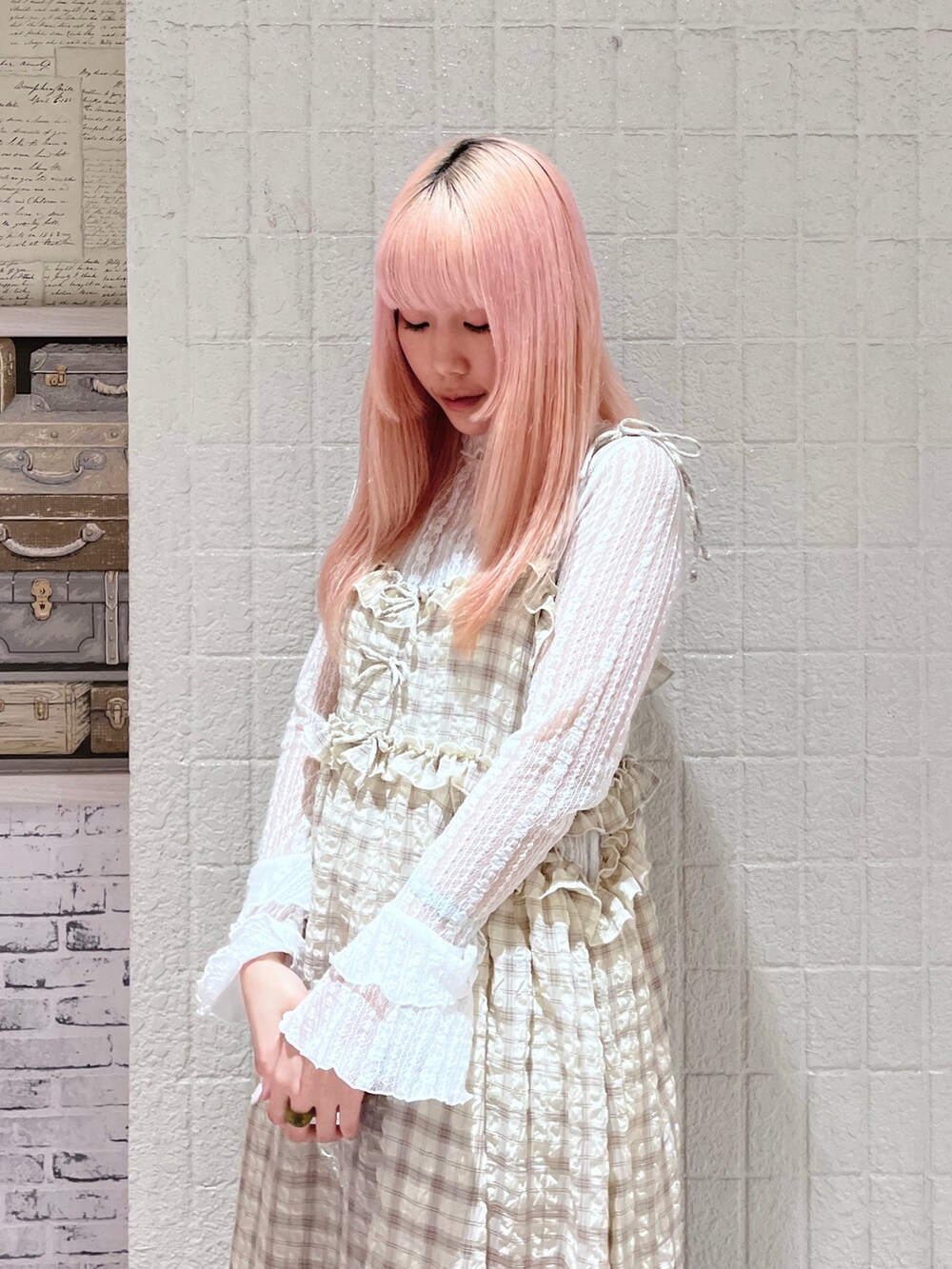 ベージュ系のワンピース、ホワイト系のTシャツ/カットソー、ホワイト系のバレエシューズを着用したレディースの春コーディネートの4枚目の写真