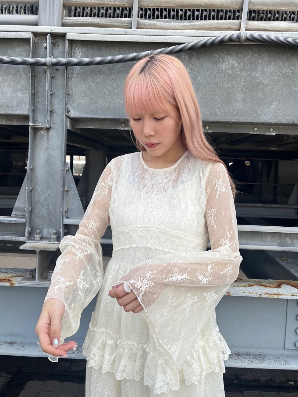 ホワイト系のワンピース、ホワイト系のサンダルを着用したレディースの夏コーディネートの4枚目の写真