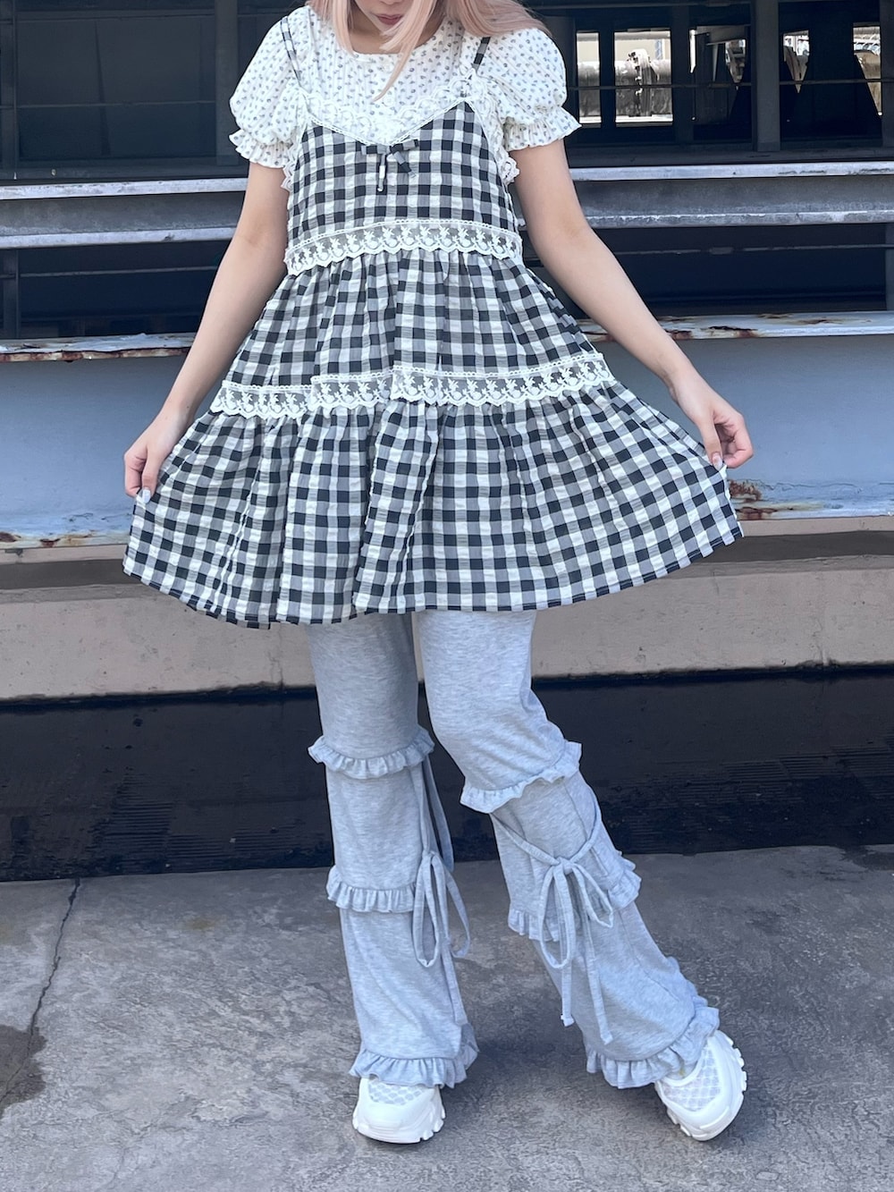 ブルー系のTシャツ/カットソー、ブラック系のキャミソール、グレー系のスウェットパンツを着用したレディースの春コーディネートの2枚目の写真