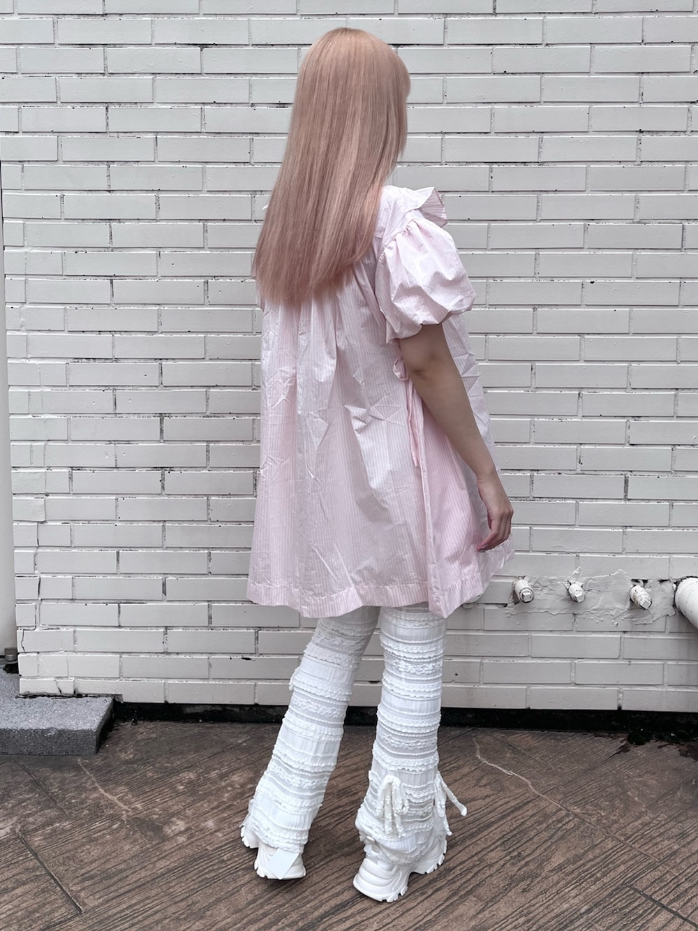 ピンク系のワンピース、ホワイト系のその他パンツ、ホワイト系のスニーカーを着用したレディースの春コーディネートの3枚目の写真