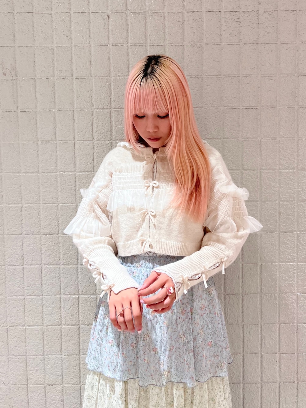 ブルー系のスカート、ホワイト系のカーディガン/ボレロ、ホワイト系のTシャツ/カットソーを着用したレディースの秋コーディネートの5枚目の写真