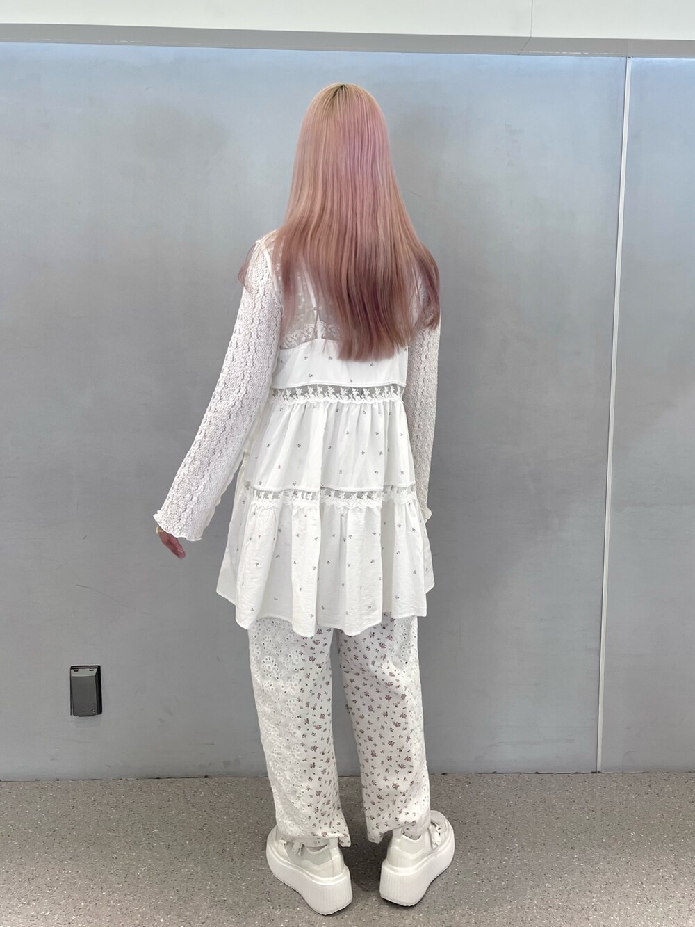 ホワイト系のカーディガン/ボレロ、ピンク系のキャミソール、その他のデニムパンツを着用したレディースの春コーディネートの3枚目の写真