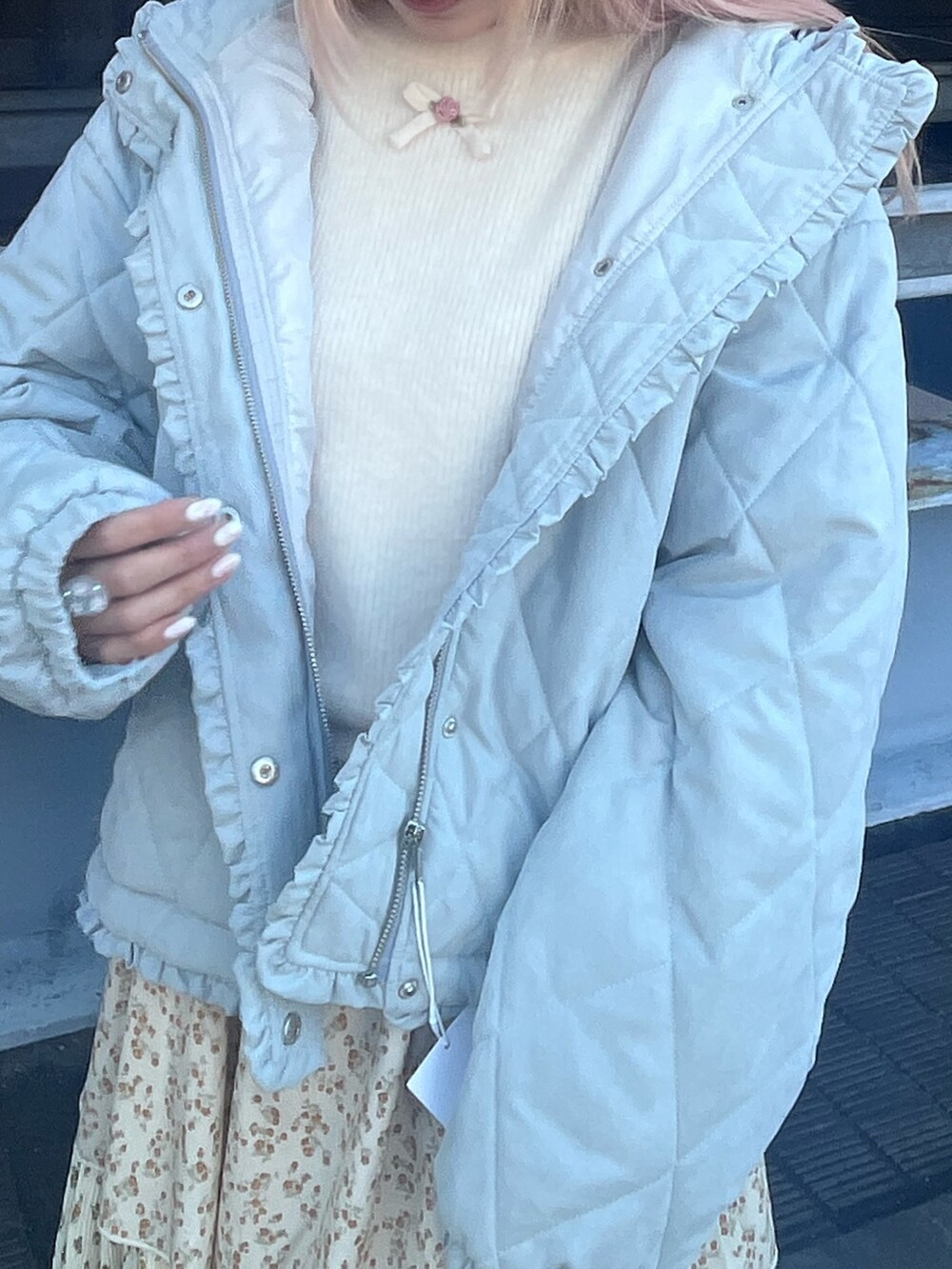 ブルー系のダウンジャケット/コート、ホワイト系のニット/セーター、ホワイト系のスカートを着用したレディースの冬コーディネートの7枚目の写真