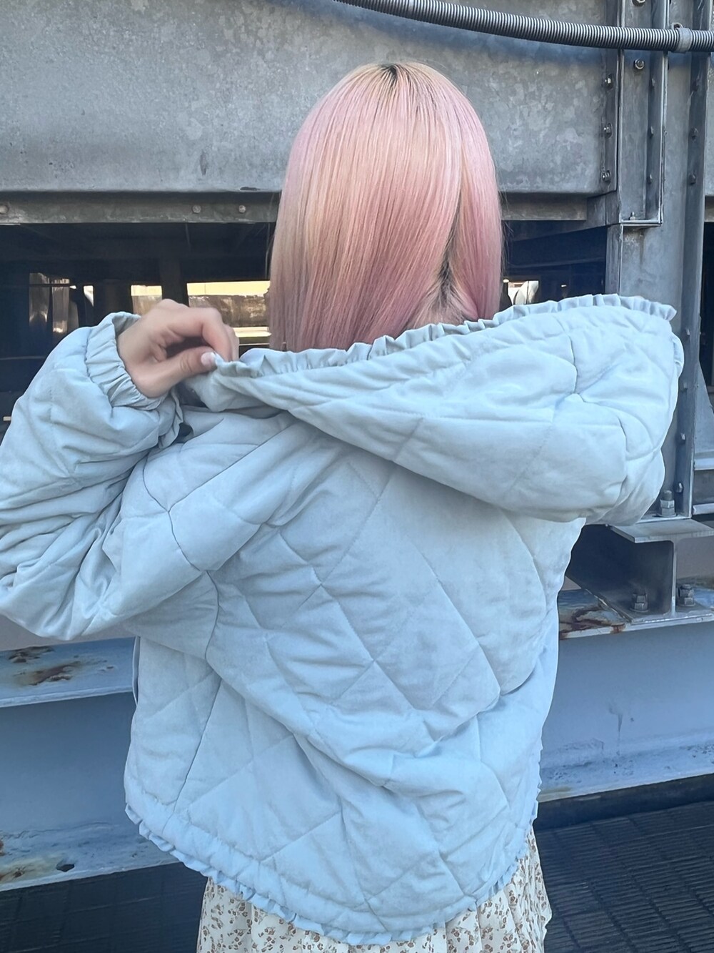 ブルー系のダウンジャケット/コート、ホワイト系のニット/セーター、ホワイト系のスカートを着用したレディースの冬コーディネートの8枚目の写真