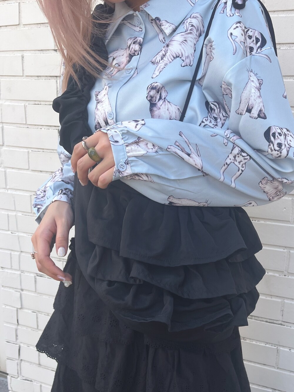 ブルー系のシャツ/ブラウス、ブラック系のスカート、ブラック系のショルダーバッグを着用したレディースの夏コーディネートの4枚目の写真