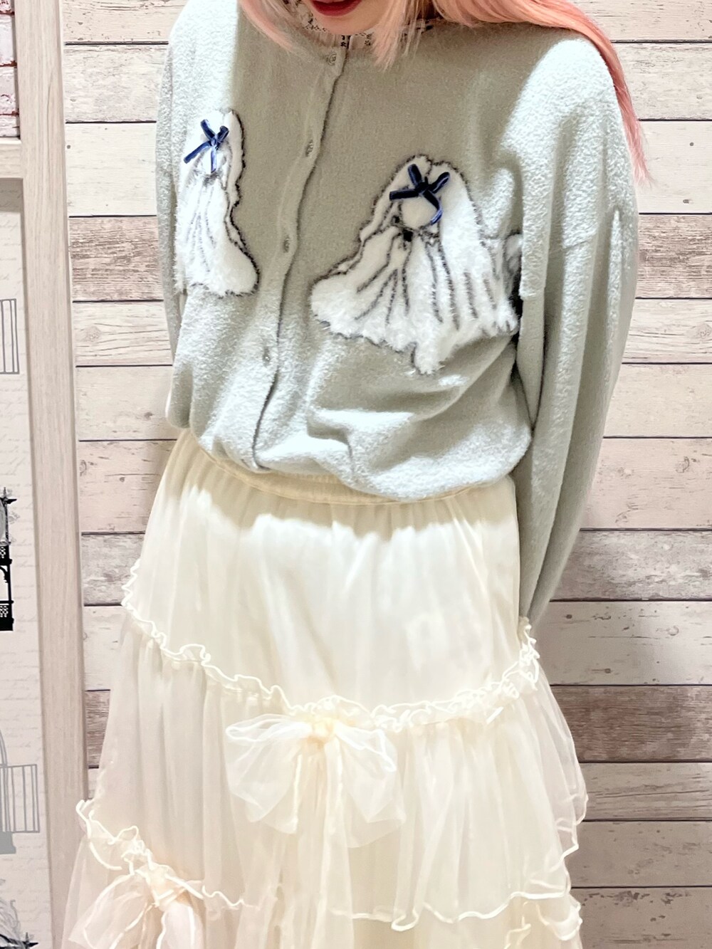 グレー系のカーディガン/ボレロ、ホワイト系のTシャツ/カットソー、ホワイト系のスカートを着用したレディースの秋コーディネートの5枚目の写真