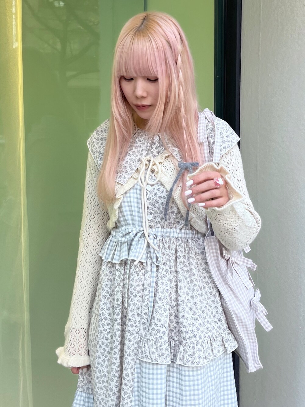 ホワイト系のカーディガン/ボレロ、ブルー系のスニーカー、ブルー系のワンピースを着用したレディースの春コーディネートの5枚目の写真