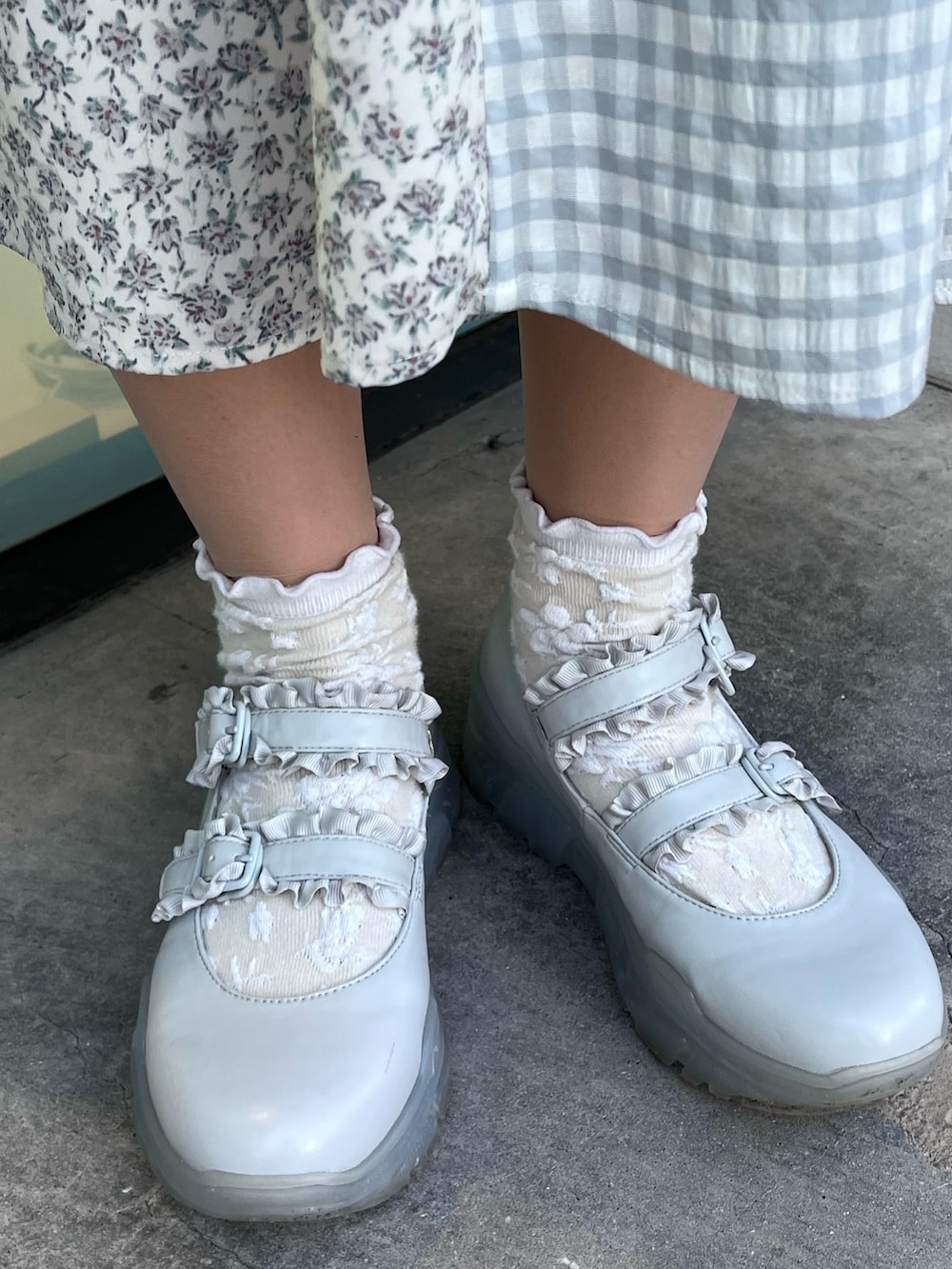 ホワイト系のカーディガン/ボレロ、ブルー系のスニーカー、ブルー系のワンピースを着用したレディースの春コーディネートの10枚目の写真