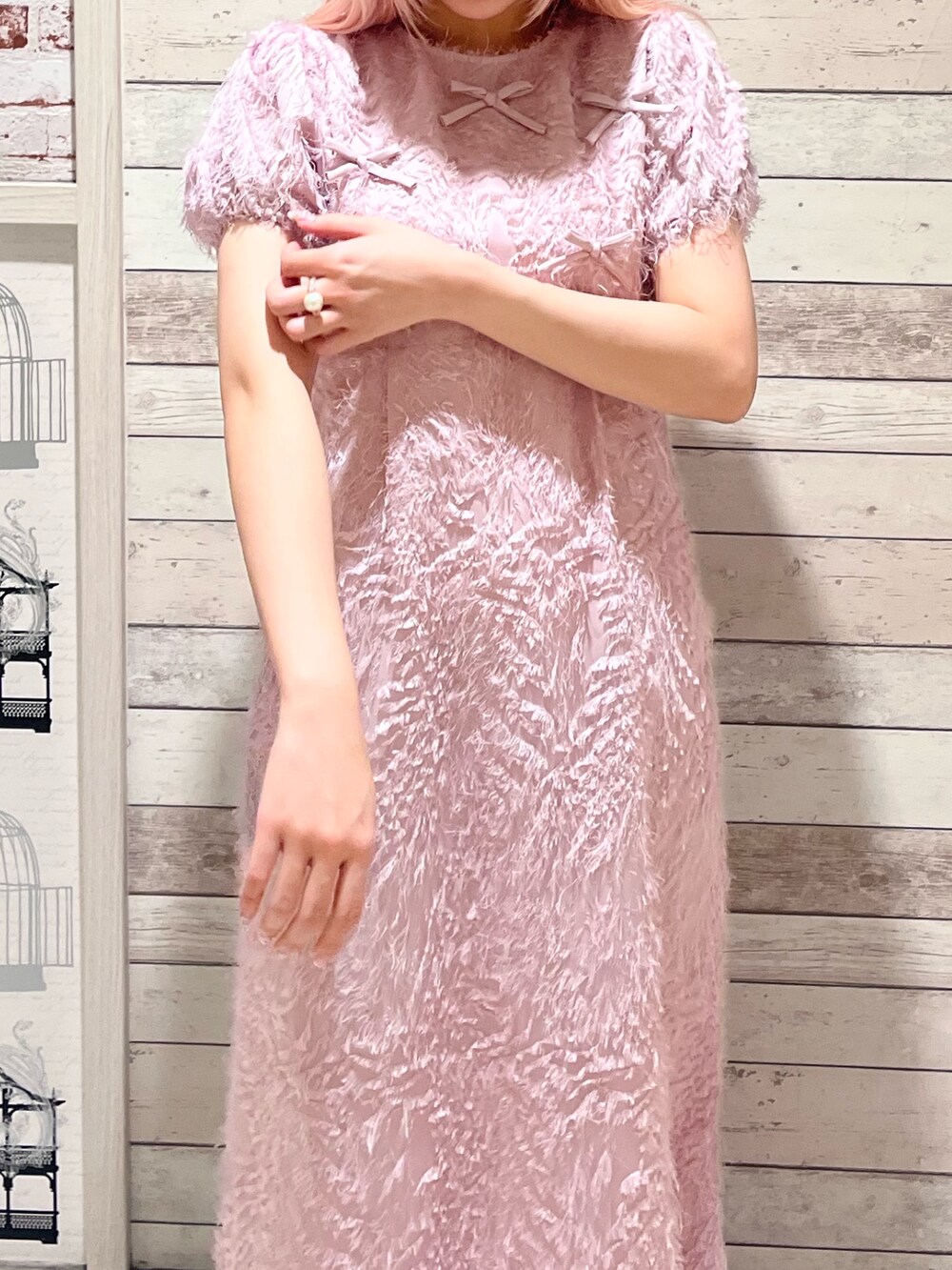 ピンク系のワンピース、グレー系のスウェットパンツ、ブラック系のスニーカーを着用したレディースの夏コーディネートの6枚目の写真