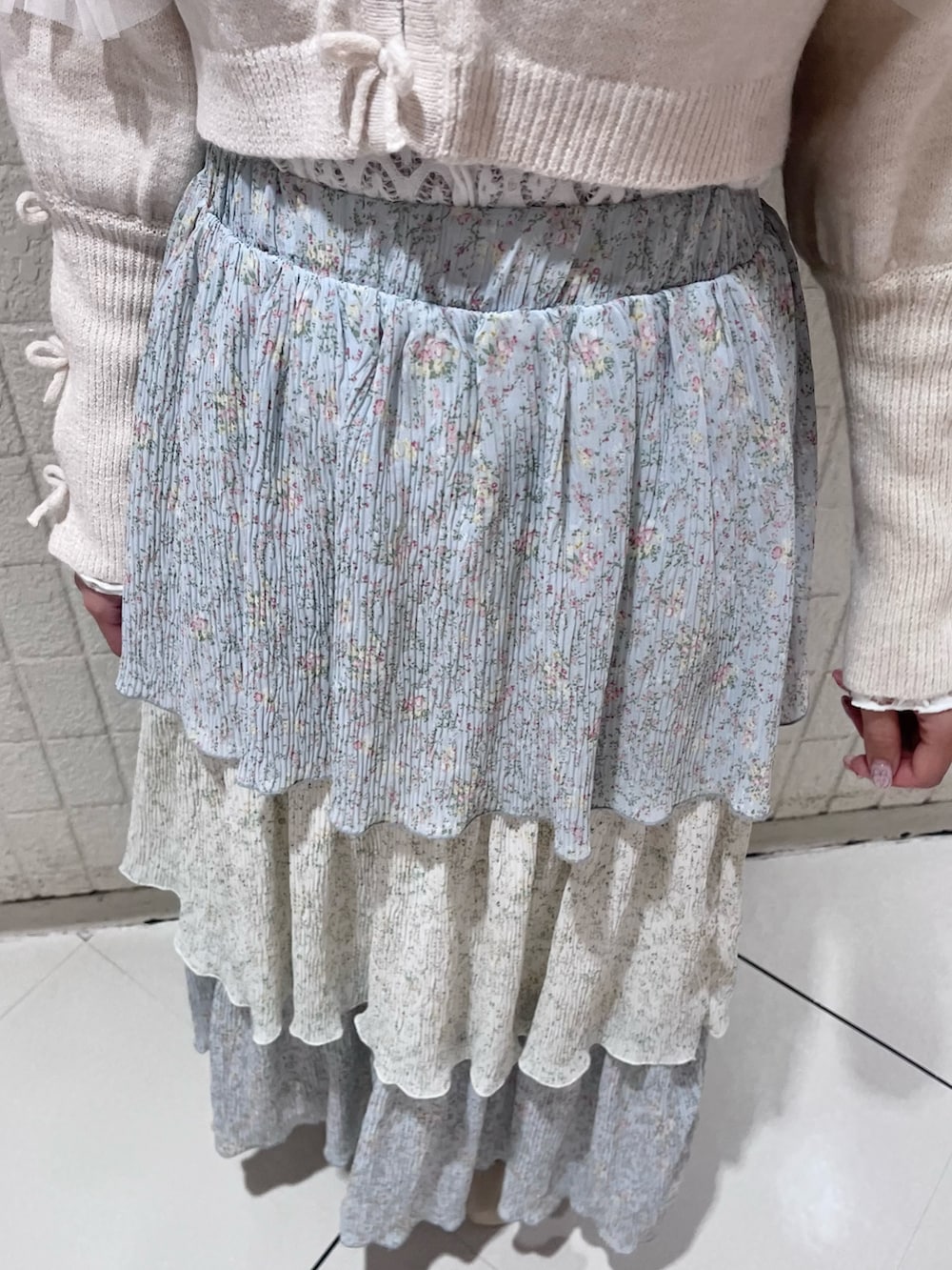 ブルー系のスカート、ホワイト系のカーディガン/ボレロ、ホワイト系のTシャツ/カットソーを着用したレディースの秋コーディネートの9枚目の写真