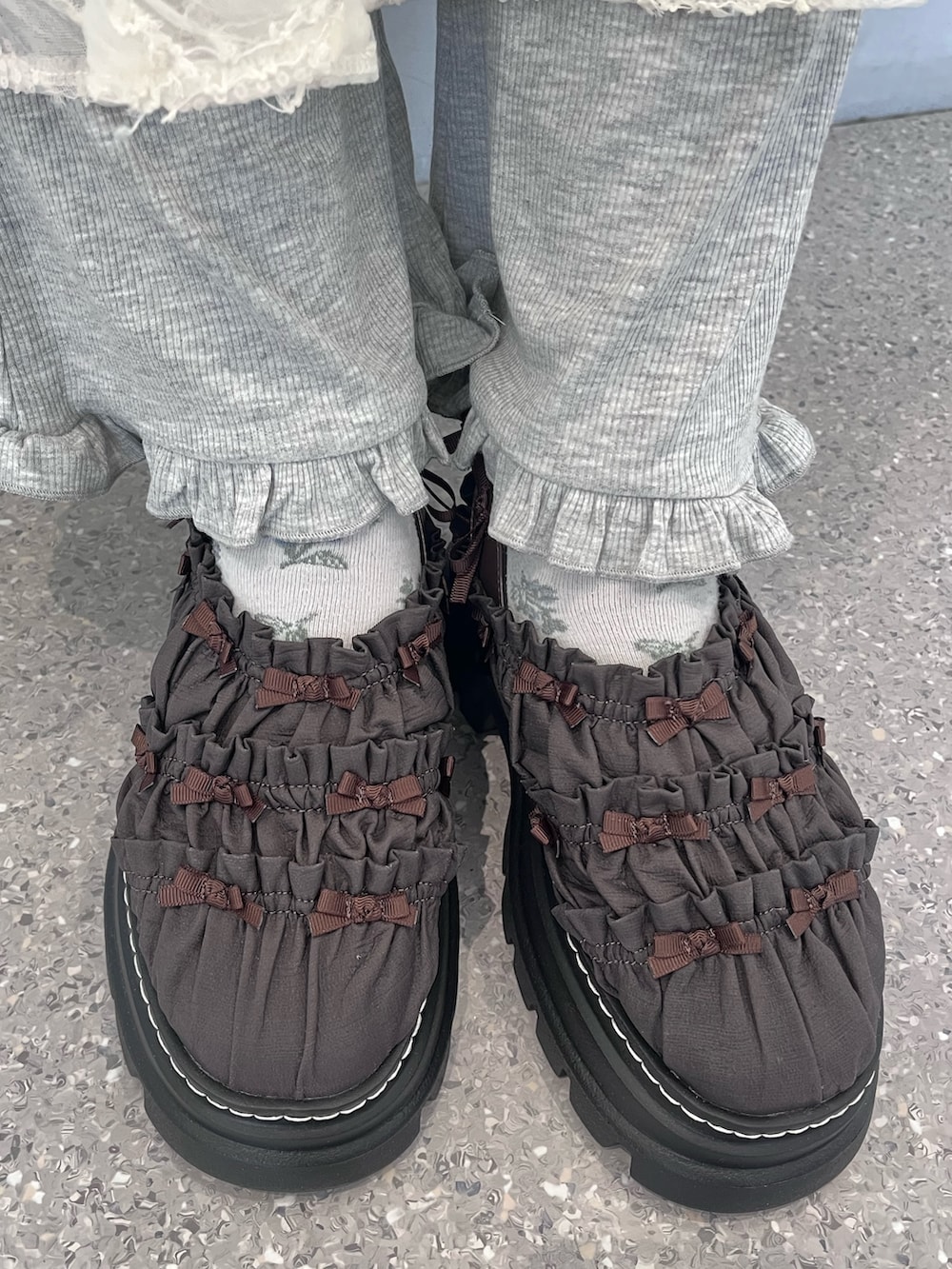 ホワイト系のワンピース、ピンク系のTシャツ/カットソー、グレー系のスウェットパンツを着用したレディースの夏コーディネートの6枚目の写真