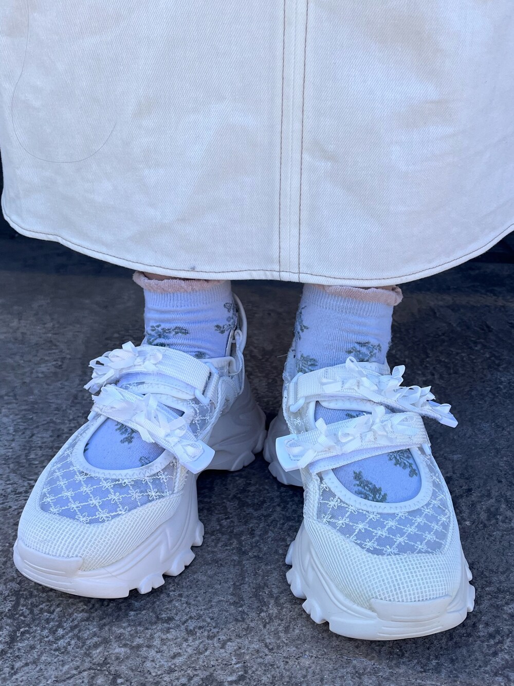 ピンク系のTシャツ/カットソー、ホワイト系のワンピース、ホワイト系のスニーカーを着用したレディースの冬コーディネートの8枚目の写真