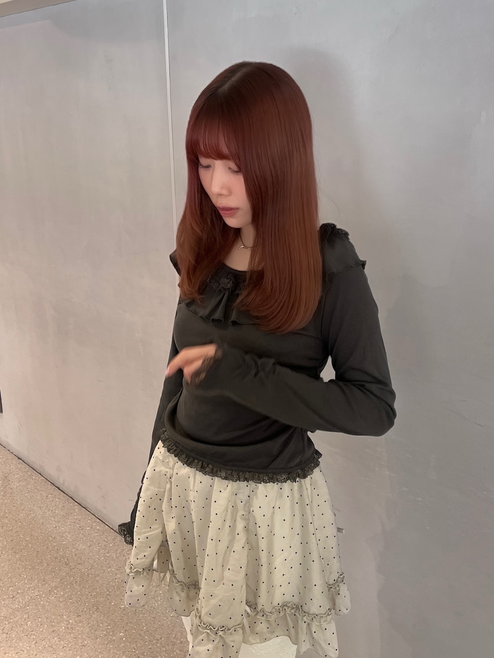 グレー系のTシャツ/カットソー、グレー系のスカート、ホワイト系のその他パンツを着用したレディースの冬コーディネートの4枚目の写真