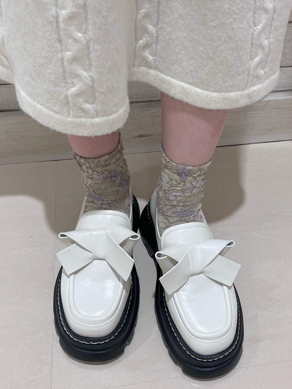 ホワイト系のワンピース、ホワイト系のローファーを着用したレディースの冬コーディネートの7枚目の写真