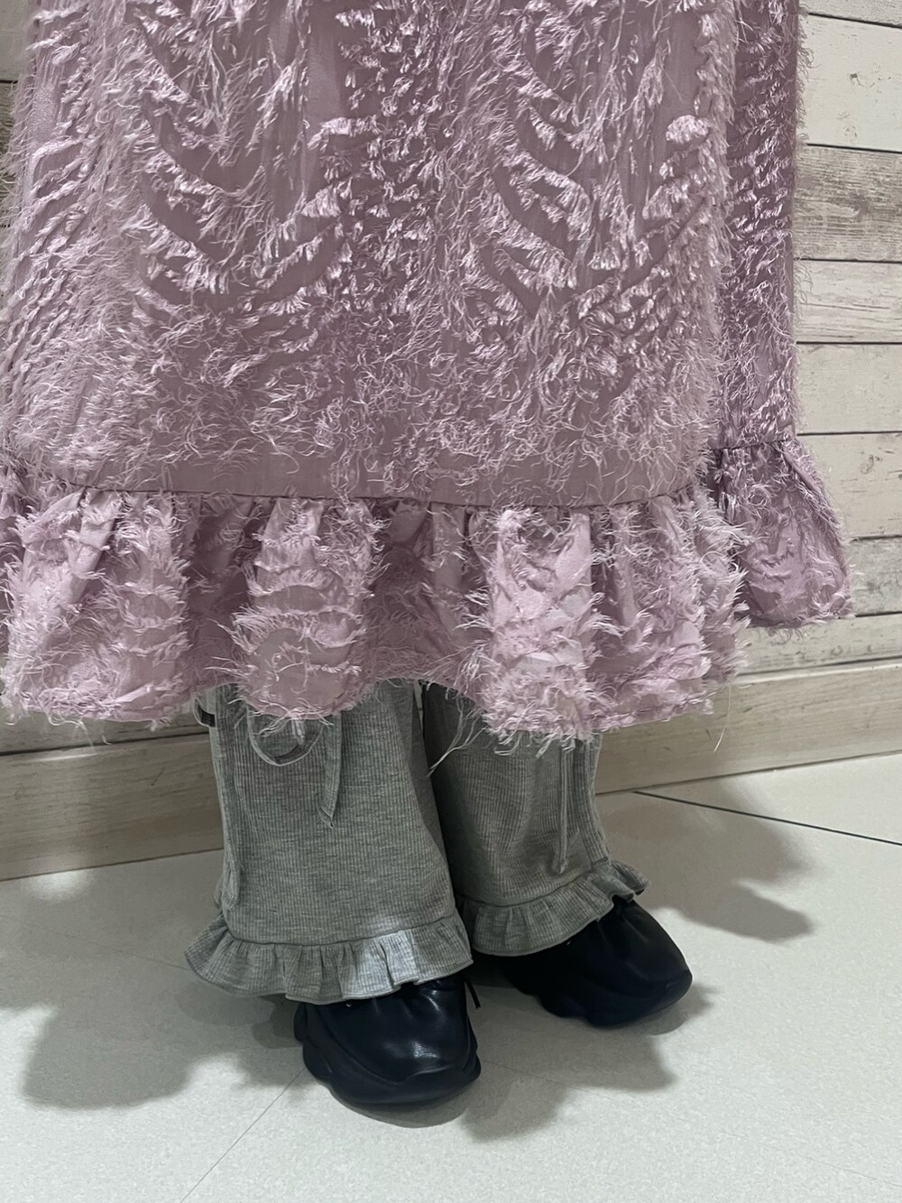 ピンク系のワンピース、グレー系のスウェットパンツ、ブラック系のスニーカーを着用したレディースの夏コーディネートの9枚目の写真