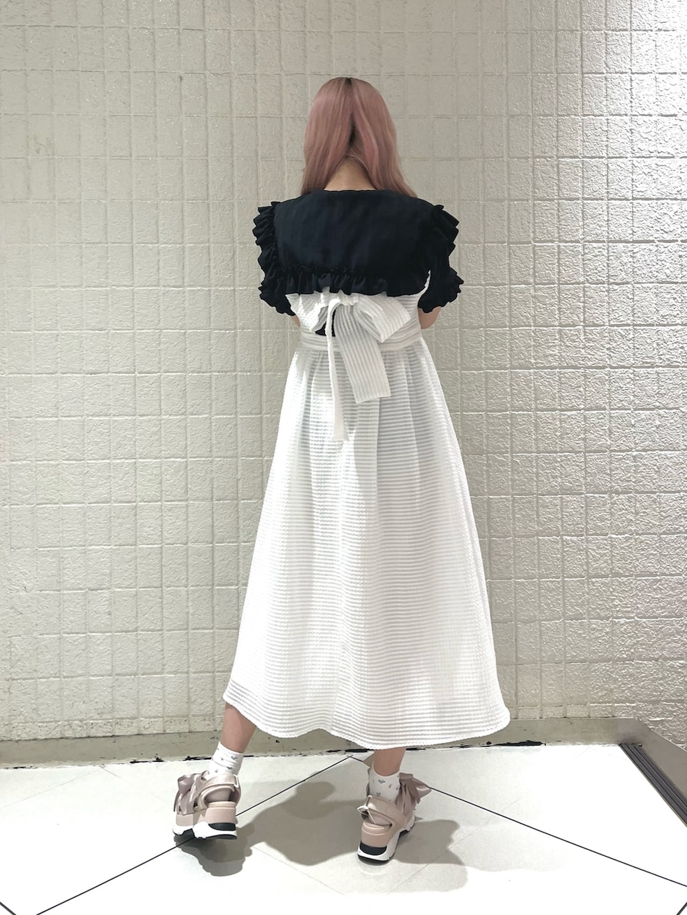 ブラック系のシャツ/ブラウス、ホワイト系のワンピース、ピンク系のサンダルを着用したレディースの夏コーディネートの2枚目の写真