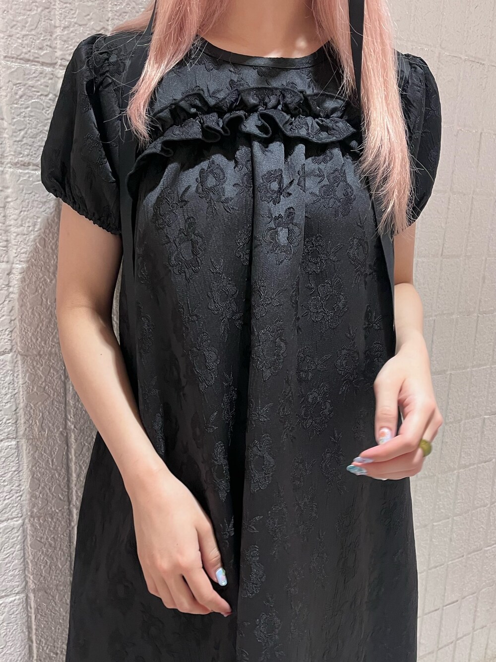 ブラック系のシャツ/ブラウス、ブラック系のワンピース、ホワイト系のサンダルを着用したレディースの春コーディネートの8枚目の写真