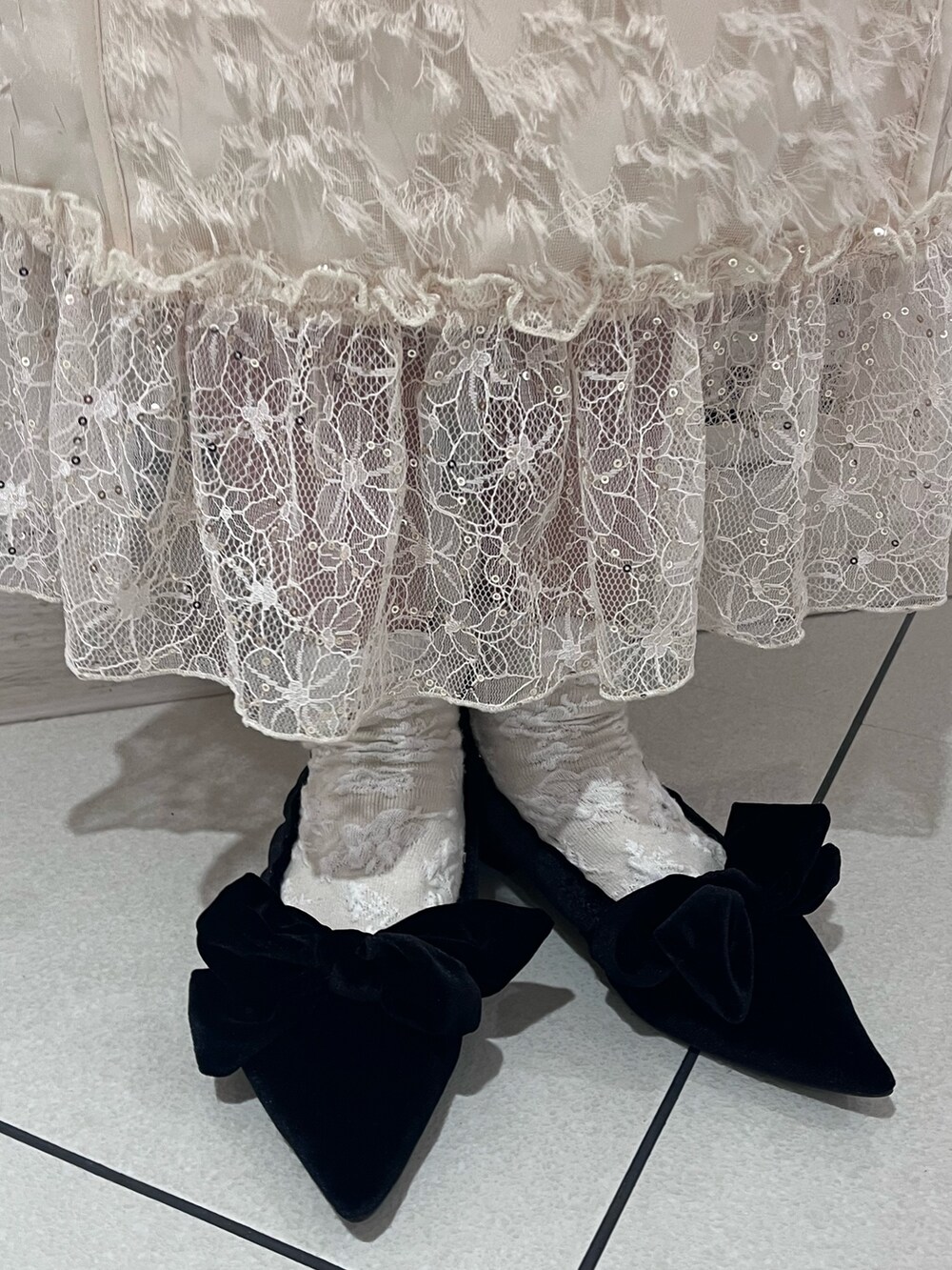 ホワイト系のシャツ/ブラウス、ホワイト系のワンピース、ブラック系のパンプスを着用したレディースの冬コーディネートの7枚目の写真