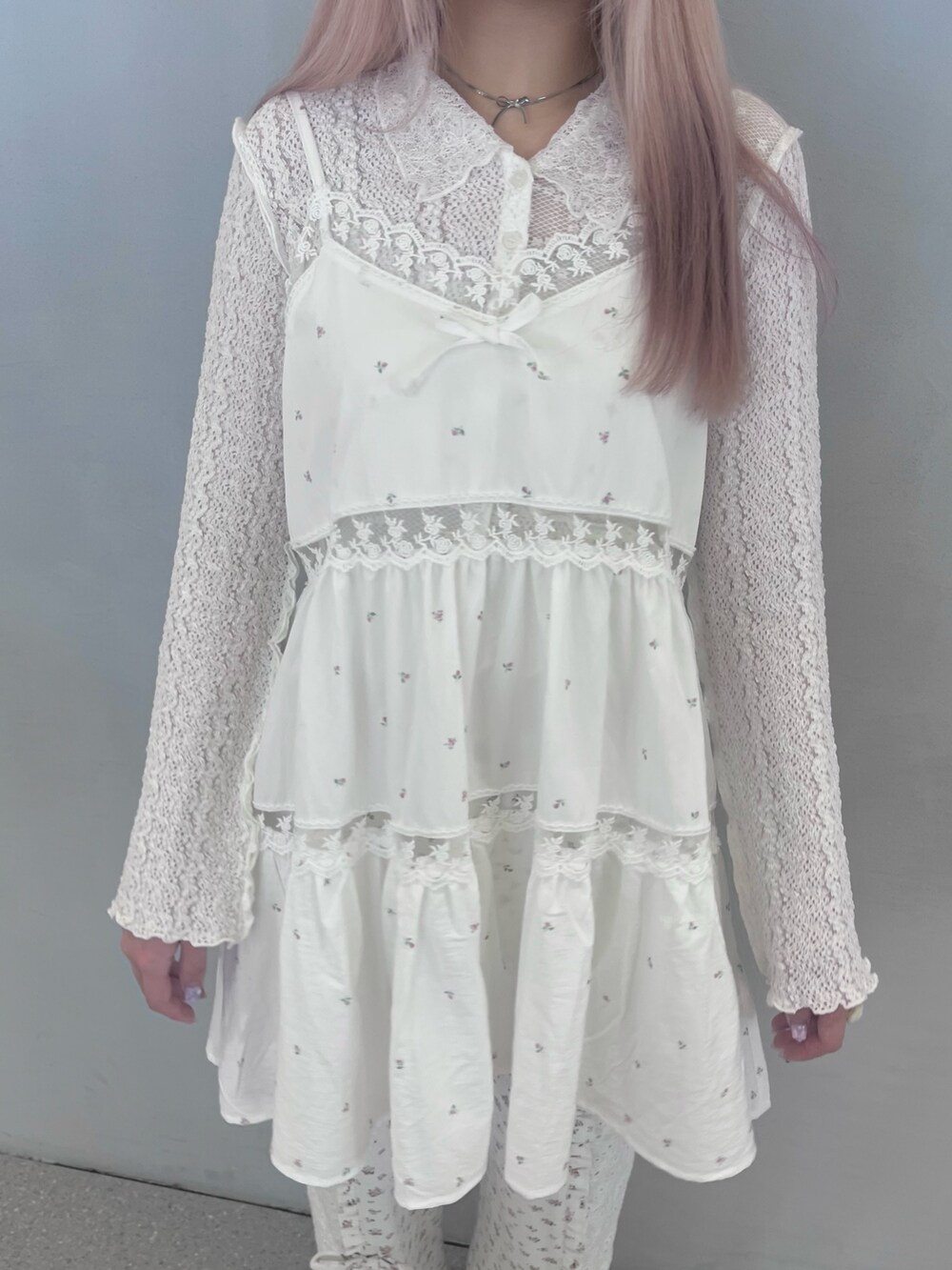 ホワイト系のカーディガン/ボレロ、ピンク系のキャミソール、その他のデニムパンツを着用したレディースの春コーディネートの7枚目の写真