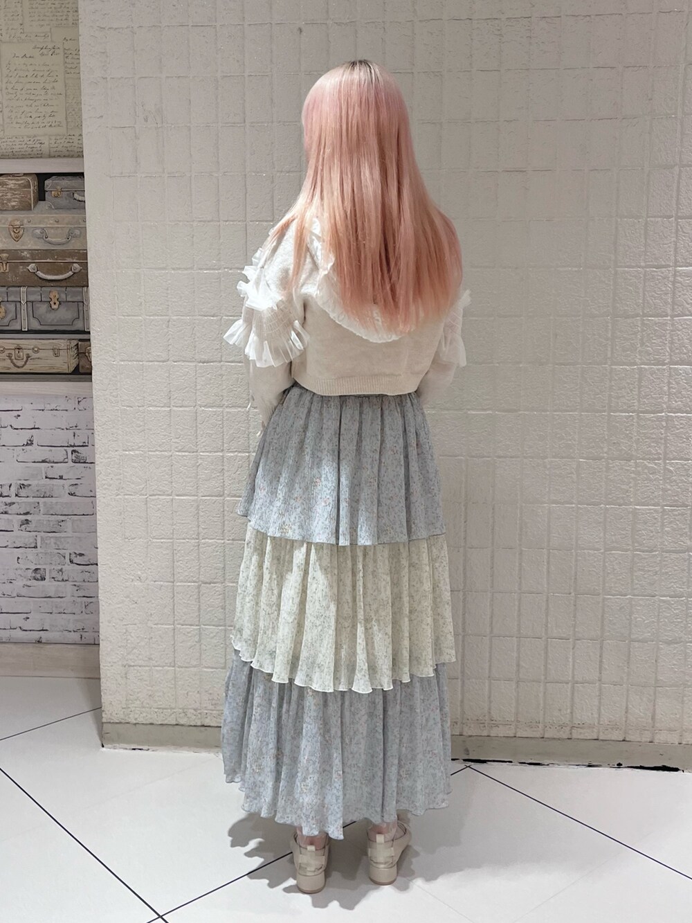 ブルー系のスカート、ホワイト系のカーディガン/ボレロ、ホワイト系のTシャツ/カットソーを着用したレディースの秋コーディネートの4枚目の写真