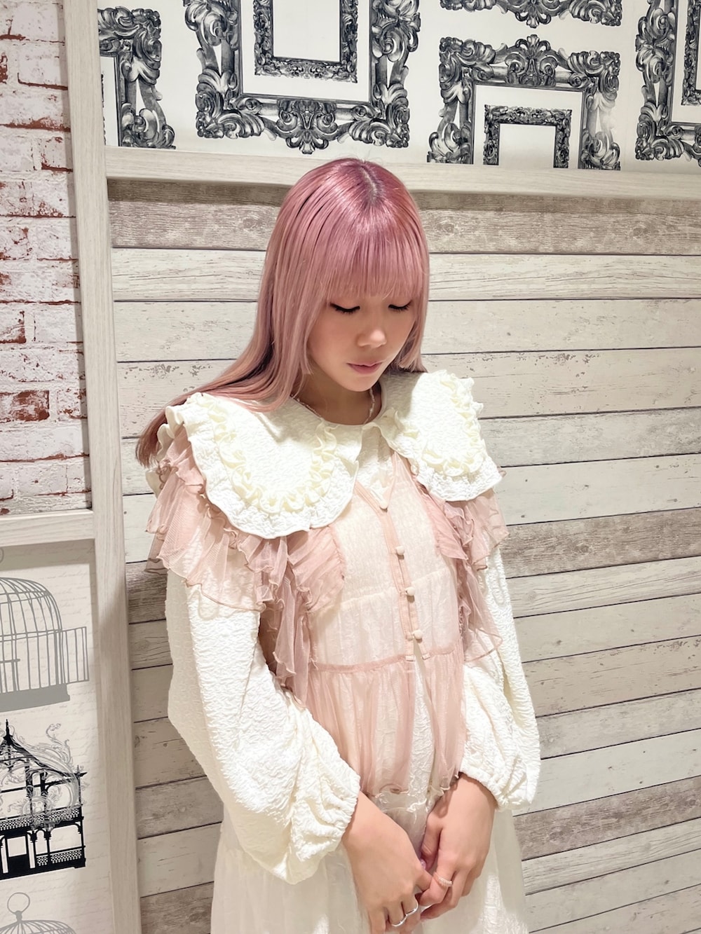 ホワイト系のTシャツ/カットソー、ベージュ系のシャツ/ブラウス、ホワイト系のワンピースを着用したレディースの春コーディネートの4枚目の写真