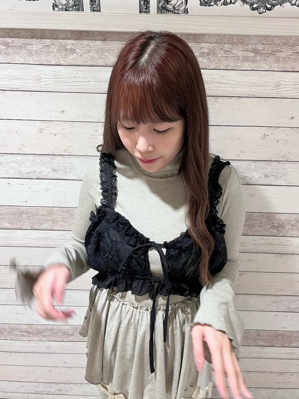 ブラウン系のスカート、ベージュ系のローファー、ブラウン系のニット/セーターを着用したレディースの秋コーディネートの5枚目の写真