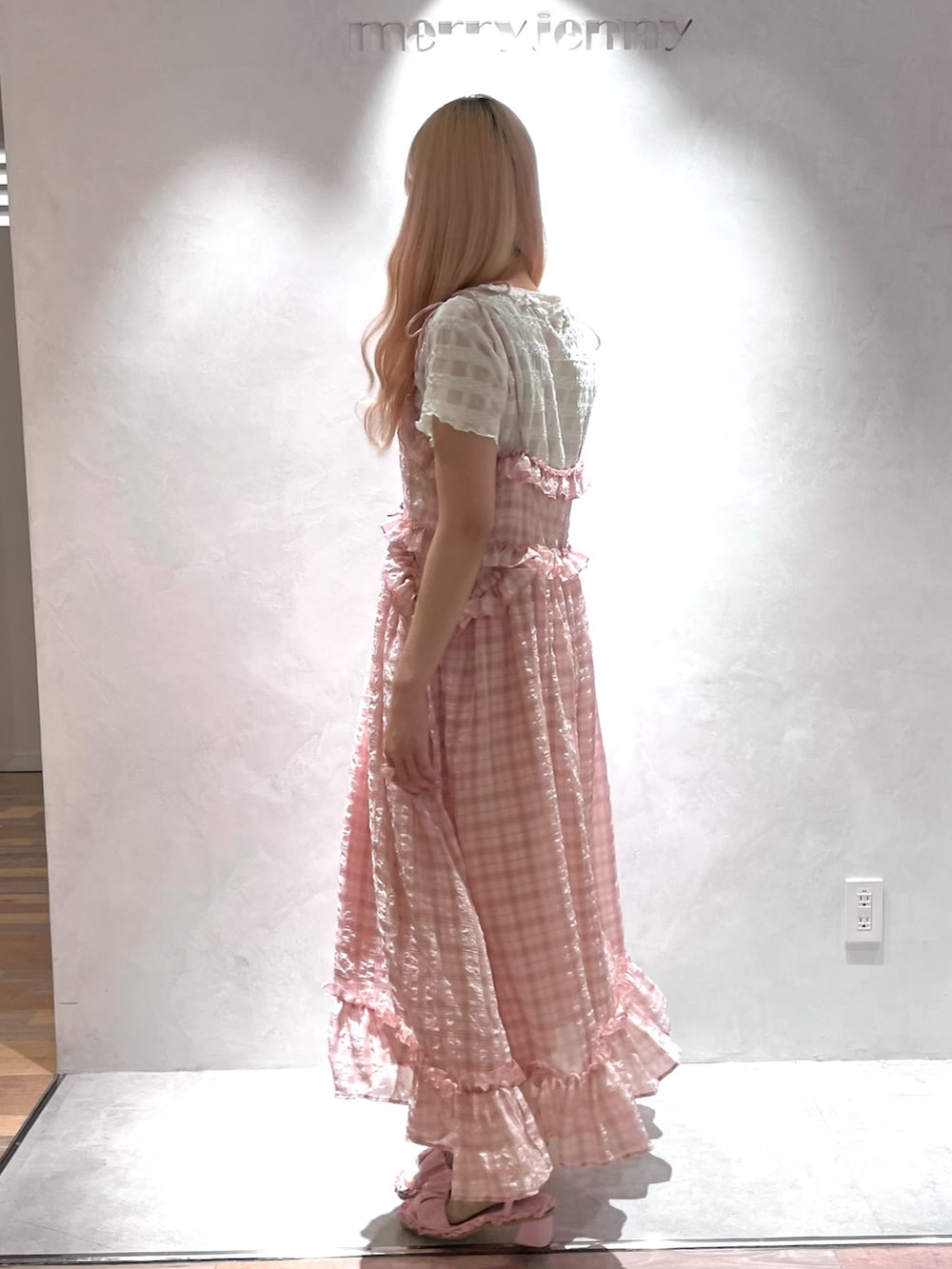 ホワイト系のTシャツ/カットソー、ピンク系のワンピース、ピンク系のサンダルを着用したレディースの夏コーディネートの3枚目の写真