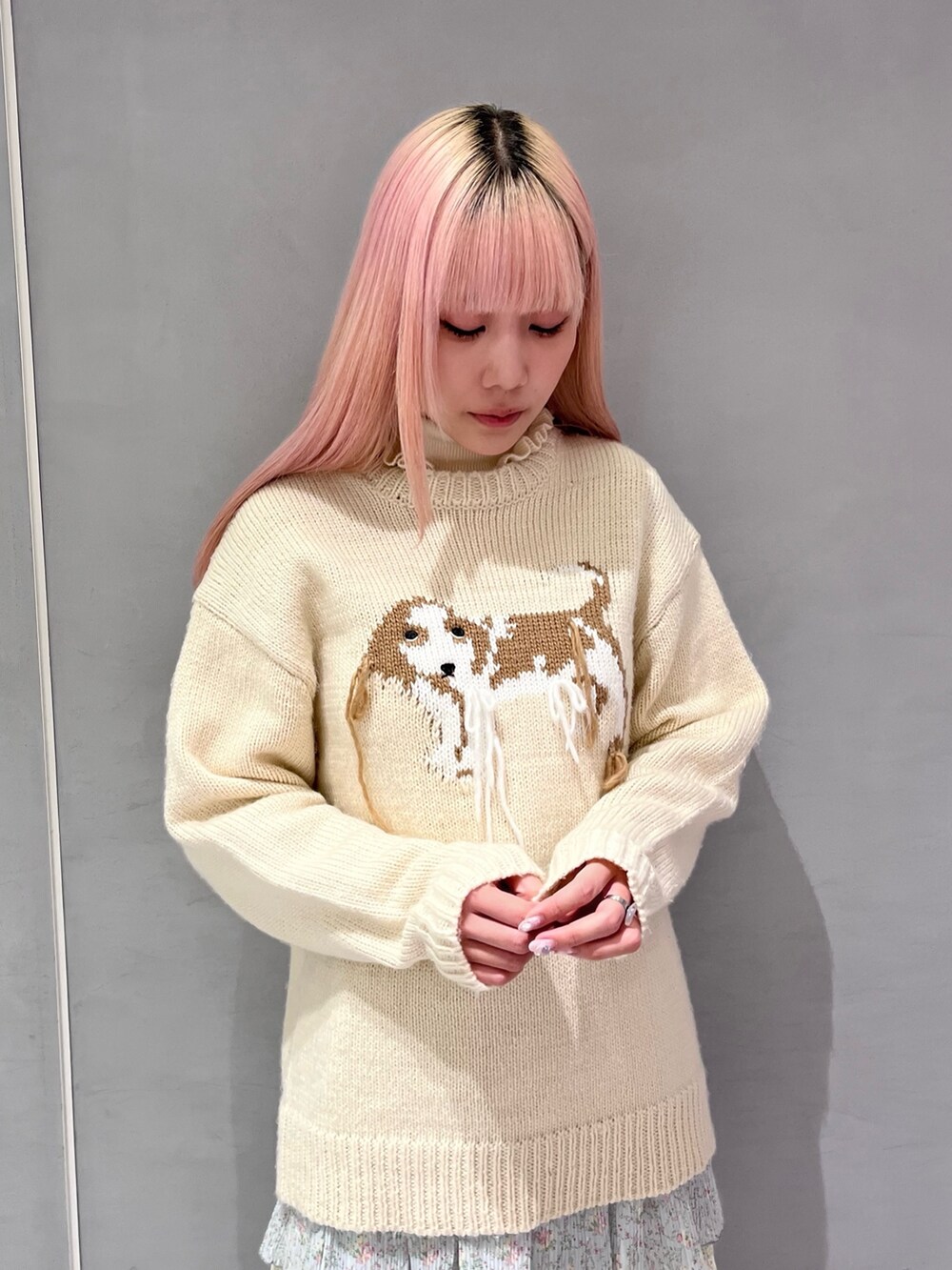 ピンク系のブルゾン、ホワイト系のニット/セーター、ホワイト系のニット/セーターを着用したレディースの冬コーディネートの4枚目の写真