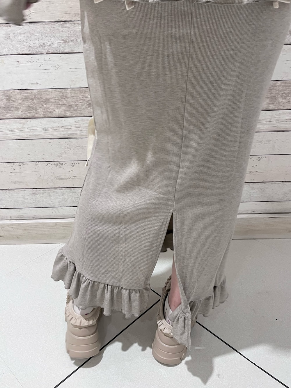 ブラウン系のスカート、ベージュ系のローファー、ブラウン系のニット/セーターを着用したレディースの秋コーディネートの10枚目の写真