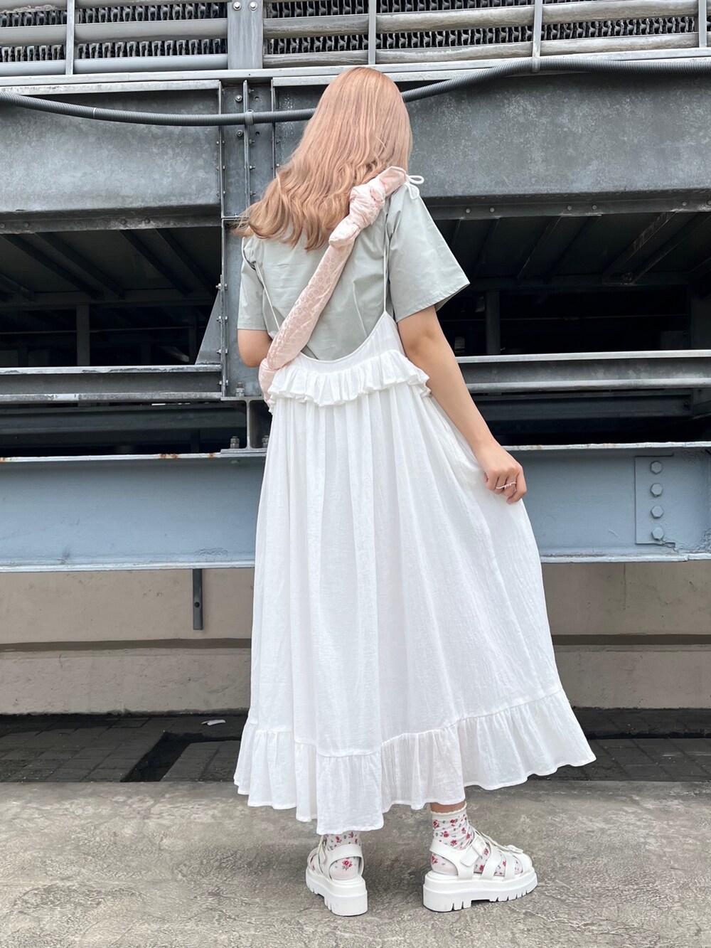 グリーン系のシャツ/ブラウス、ホワイト系のスカート、ホワイト系のサンダルを着用したレディースの夏コーディネートの2枚目の写真