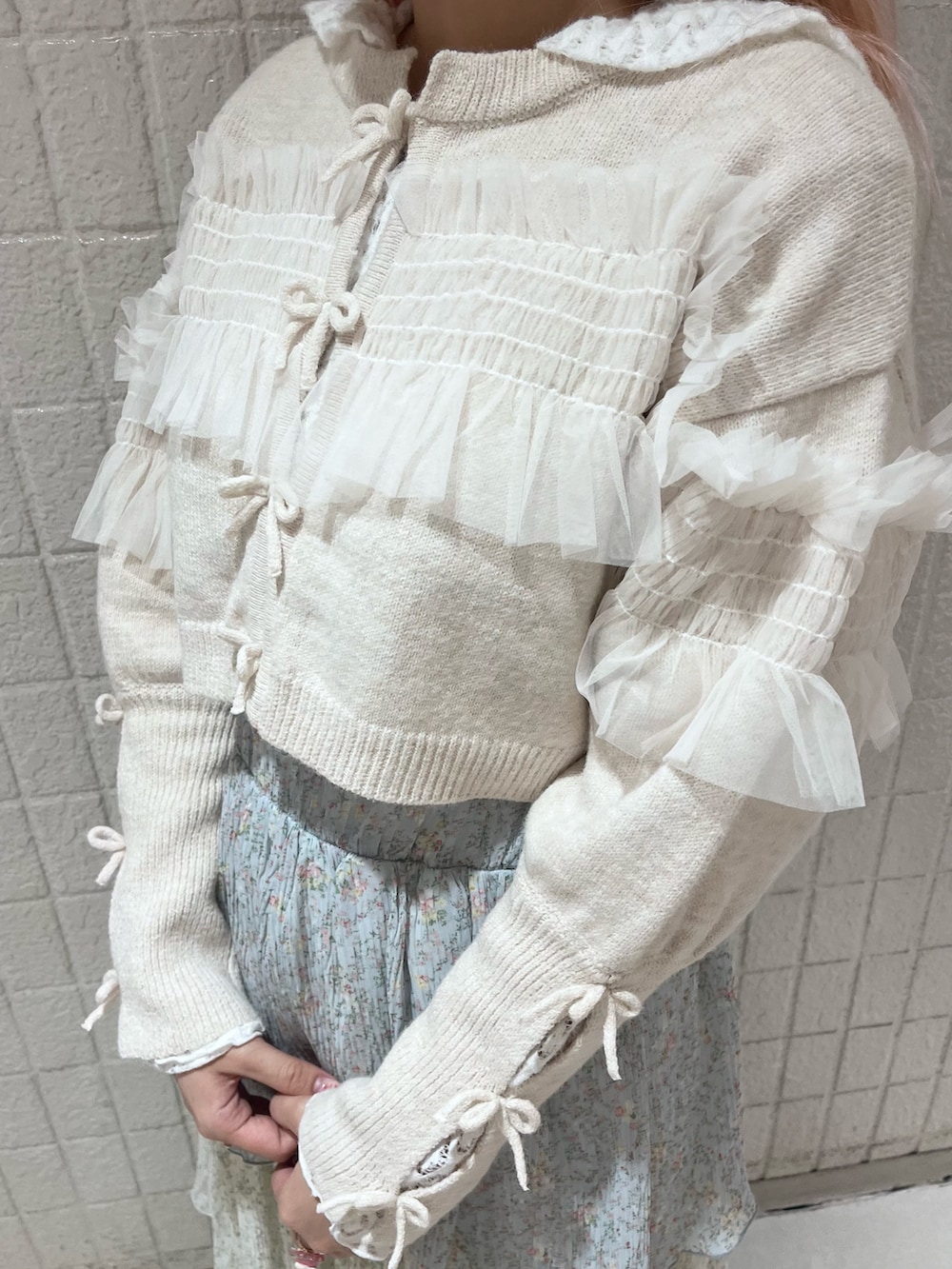 ブルー系のスカート、ホワイト系のカーディガン/ボレロ、ホワイト系のTシャツ/カットソーを着用したレディースの秋コーディネートの8枚目の写真