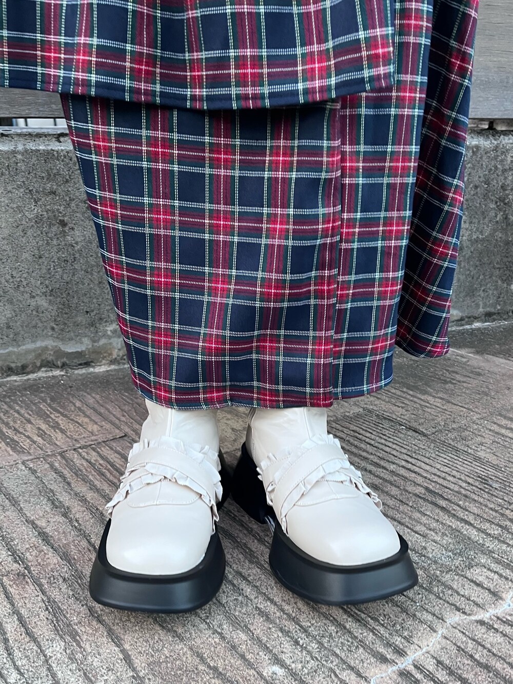 ホワイト系のニット/セーター、シルバー系のハンドバッグ、ブルー系のスカートを着用したレディースの秋コーディネートの7枚目の写真