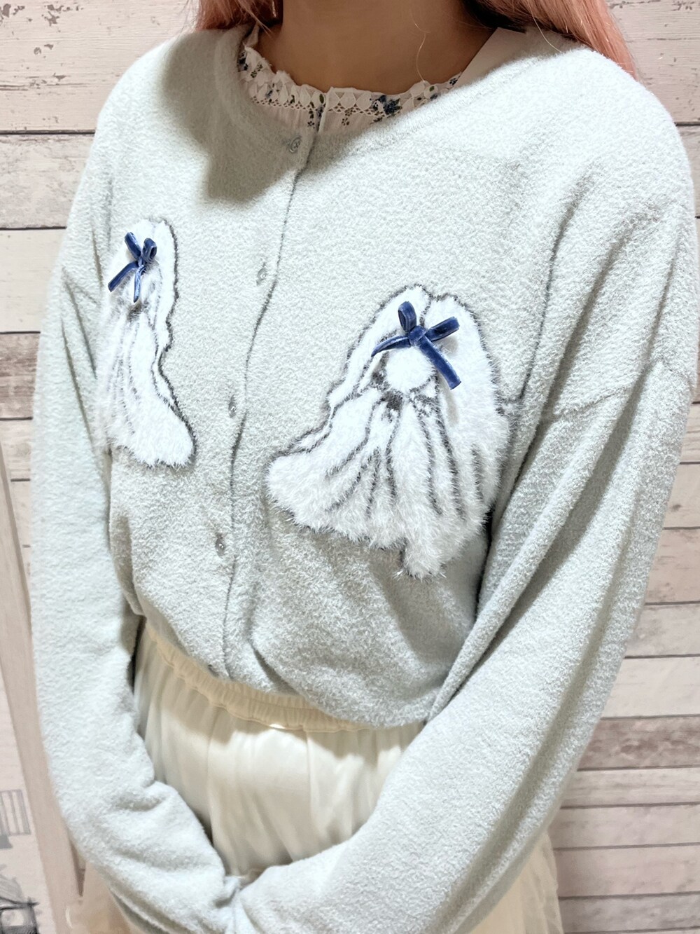 グレー系のカーディガン/ボレロ、ホワイト系のTシャツ/カットソー、ホワイト系のスカートを着用したレディースの秋コーディネートの6枚目の写真