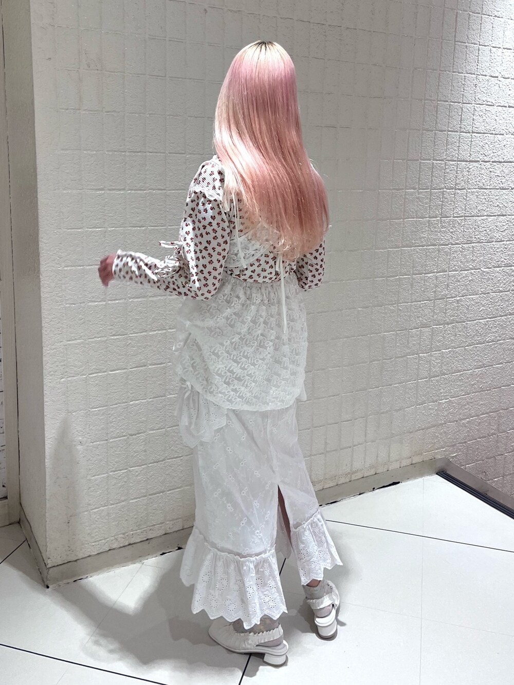 ホワイト系のキャミソール、ホワイト系のスカート、ホワイト系のパンプスを着用したレディースの春コーディネートの3枚目の写真