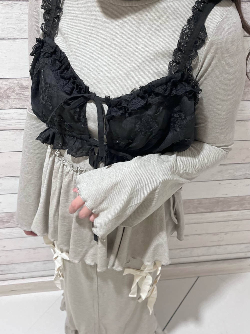 ブラウン系のスカート、ベージュ系のローファー、ブラウン系のニット/セーターを着用したレディースの秋コーディネートの8枚目の写真