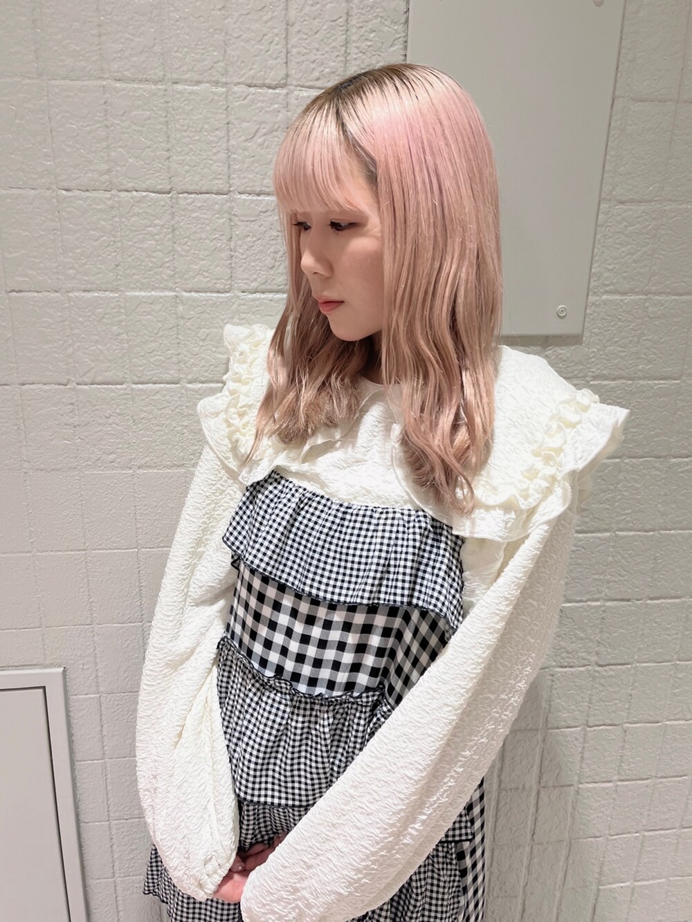 ホワイト系のTシャツ/カットソー、その他のワンピース、ホワイト系のパンプスを着用したレディースの春コーディネートの4枚目の写真