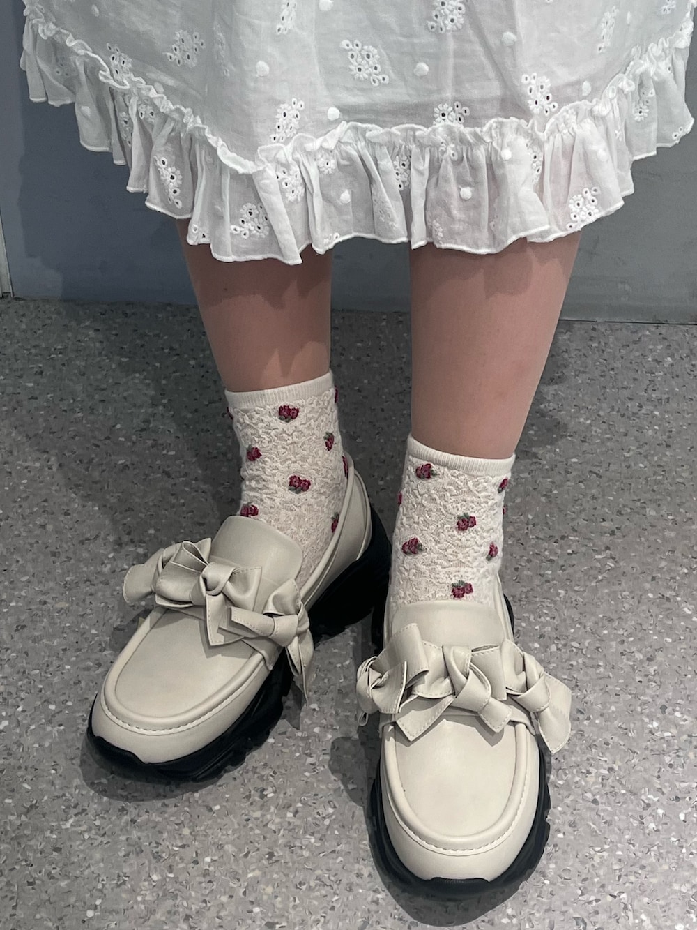 ホワイト系のワンピース、グリーン系のシャツ/ブラウス、ホワイト系のスニーカーを着用したレディースの春コーディネートの7枚目の写真