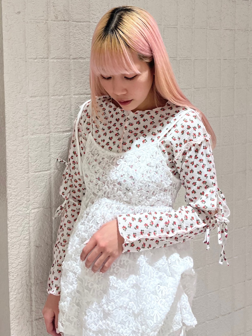 ホワイト系のキャミソール、ホワイト系のスカート、ホワイト系のパンプスを着用したレディースの春コーディネートの7枚目の写真