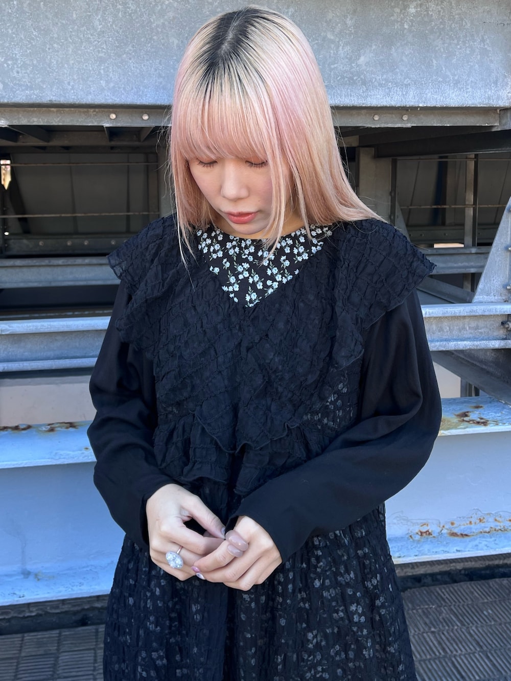 ブラック系のチェスターコート、ブラック系のワンピース、ブラック系のワンピースを着用したレディースの冬コーディネートの6枚目の写真