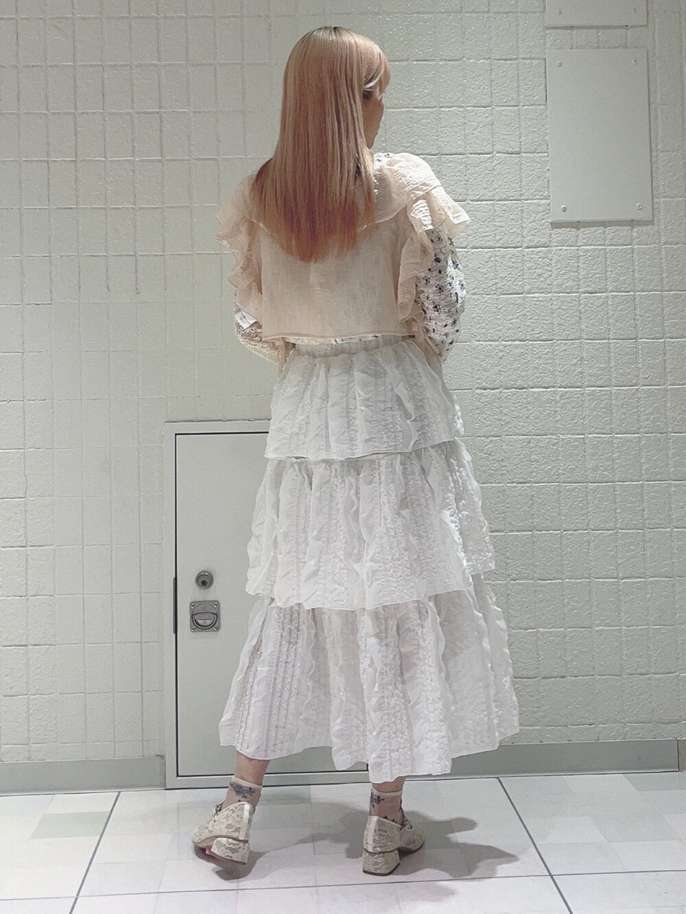 ホワイト系のTシャツ/カットソー、ピンク系のTシャツ/カットソー、ホワイト系のスカートを着用したレディースの夏コーディネートの4枚目の写真