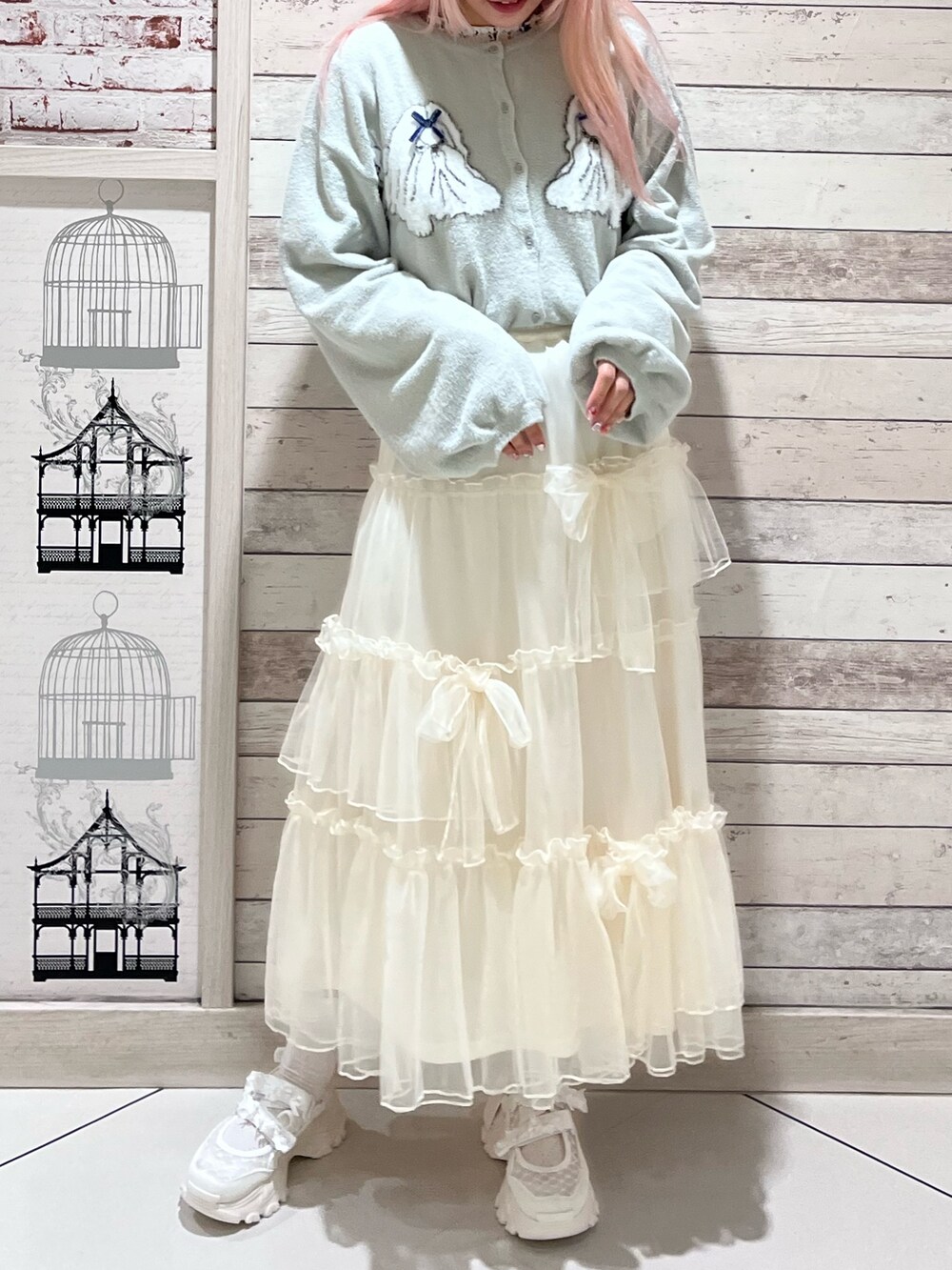 グレー系のカーディガン/ボレロ、ホワイト系のTシャツ/カットソー、ホワイト系のスカートを着用したレディースの秋コーディネートの2枚目の写真