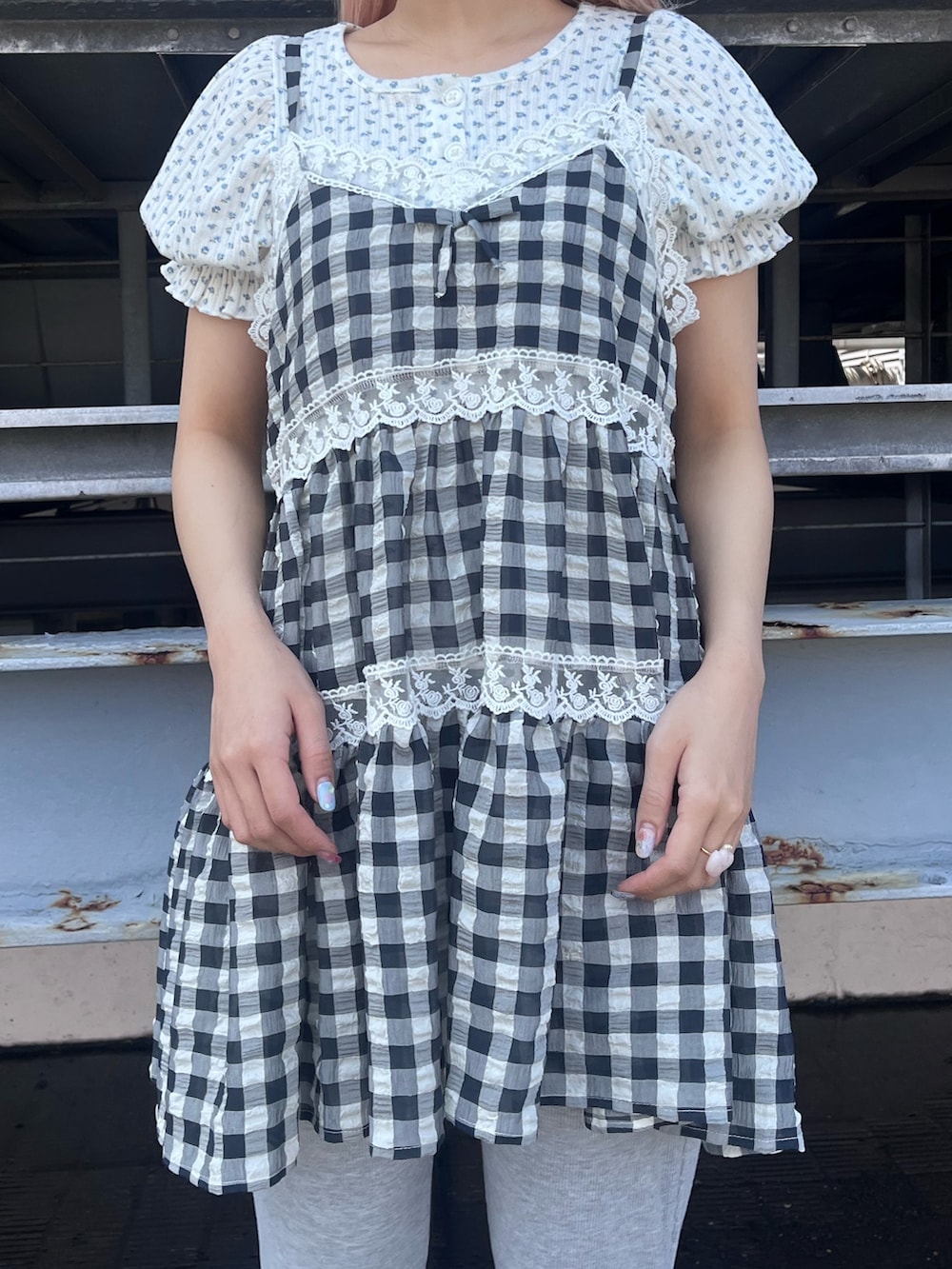 ブルー系のTシャツ/カットソー、ブラック系のキャミソール、グレー系のスウェットパンツを着用したレディースの春コーディネートの6枚目の写真