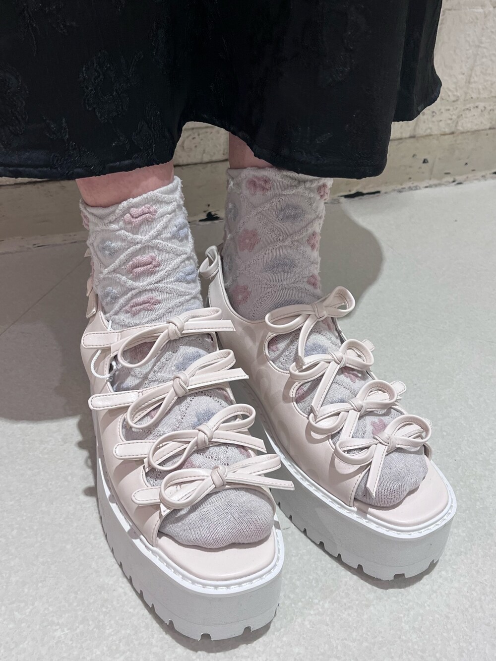 ブラック系のシャツ/ブラウス、ブラック系のワンピース、ホワイト系のサンダルを着用したレディースの春コーディネートの10枚目の写真